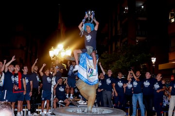 Los futbolistas del Lega celebran en la Plaza de España su ascenso a LaLiga EA Sports alzando el título de campeón de LaLiga Hypermotion.