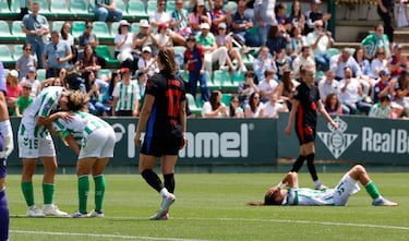 Decepción de las jugadoras del Real Betis Femenino tras confirmarse el descenso de categoría.