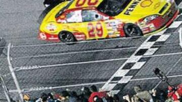 <b>AL LÍMITE. </b>Kevin Harvick, con el Chevy número 29, cruza la meta instantes después de superar al coche de Mark Martin, que lideró la prueba hasta la última vuelta.