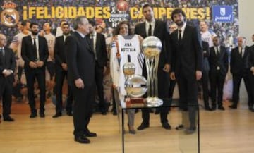 De izquierda a derecha: Florentino Pérez, presidente del Real Madrid, Ana Botella, alcaldesa de Madrid, Felipe Reyes y Sergio Llull posan junto a los trofeos.