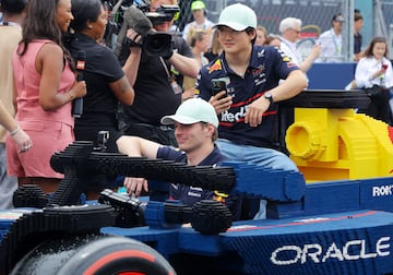 Durante el Gran Premio de Miami 2025, los 20 pilotos de Frmula 1 desfilaron en rplicas a tama?o real de sus monoplazas, construidas con aproximadamente 400.000 piezas de LEGO cada una. Estas versiones elctricas, con neumticos Pirelli reales, alcanzaban hasta 20 km/h y fueron creadas en colaboracin con LEGO. El desfile reemplaz al tradicional camin de presentacin, ofreciendo una experiencia ms creativa, que gener entusiasmo tanto en la pista como entre los espectadores. La iniciativa busca acercar el espectculo de la F1 a los fans.