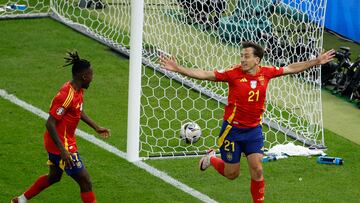 Mikel Oyarzabal celebra un gol con Nico Williams