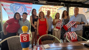 Encarni, presidenta de la peña Pablo Barrios, junto a Charlie y Vanesa, autores del himno dedicado al jugador, la vicepresidenta y la familia del futbolista, con su padre Félix, en el segundo aniversario de ésta en el Volapié.