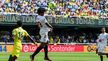 Koundé despeja de cabeza.