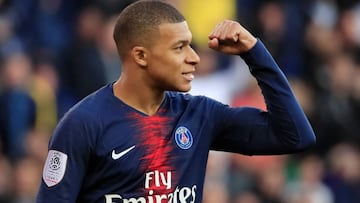 Mbappé celebra uno de sus goles ante el Nîmes
