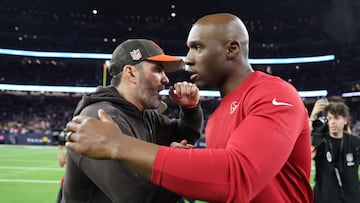 HOUSTON, TEXAS - JANUARY 13: (L-R) Head coach Kevin Stefanski of the Cleveland Browns congratulates head coach DeMeco Ryans of the Houston Texans after the AFC Wild Card Playoffs at NRG Stadium on January 13, 2024 in Houston, Texas.   Tim Warner/Getty Images/AFP (Photo by Tim Warner / GETTY IMAGES NORTH AMERICA / Getty Images via AFP)