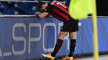 AC Milan&#039;s Swedish forward Zlatan Ibrahimovic pauses following a thigh muscle strain at his left leg during the Italian serie A football match Napoli vs AC Milan on November 22, 2020 at the San Paolo stadium in Naples. (Photo by ANDREAS SOLARO / AFP)