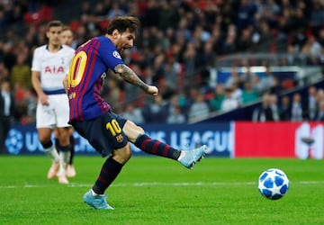 El jugador argentino empez車 en las categor赤as inferiores del Barcelona desde el 2000 hasta su debut con el primer equipo blaugrana en octubre de 2004. Lleva el dorsal '10' desde la temporada 08/09 hasta la actualidad.