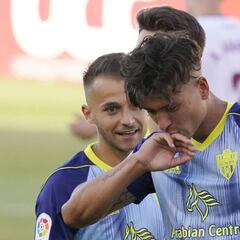 Darwin Núñez desafía a Luis Suárez y Cavani