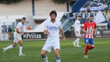 Esteban Granero conduce el bal&oacute;n el el Marbella-Don Benito