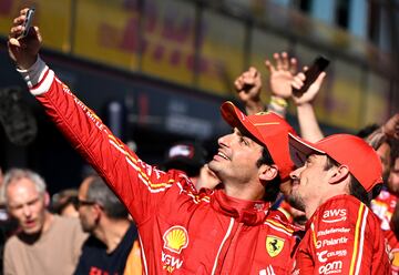  Carlos Sainz y Charles Leclerc, se toman una fotografía con los miembros del equipo Ferrari, celebrando el doblete de la escudería italiana en el GP de Australia.