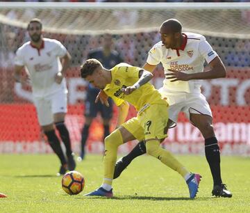 N´Zonzi disputa un balón con Samu Castillejo en el Sevilla-Villarreal de La Liga.