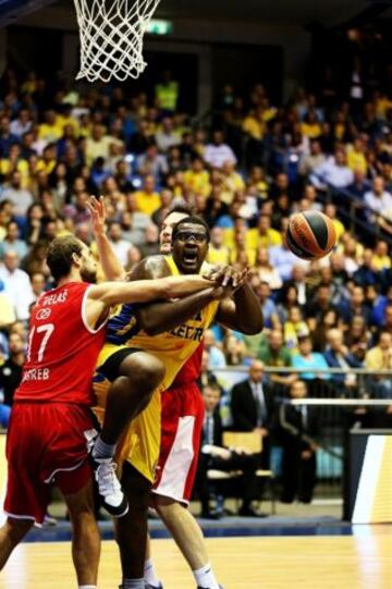 Mario Delas frena a Schortsanitis con falta.