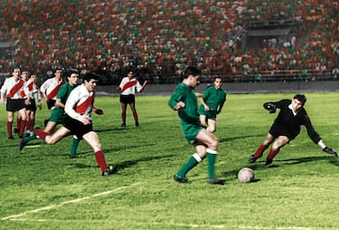 Hugo Gatti durante un partido amistoso entre el Real Madrid y el River Plate el 25 de agosto de 1965. En la foto, el jugador del Madrid Juan Bautista Agüero marca un gol a 'El Loco' Gatti. 

 