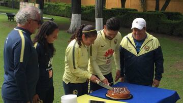 Las Águilas celebraron su aniversario de forma tardía, pues un día después celebraron en Coapa. Las bromas y las críticas no se hicieron esperar.