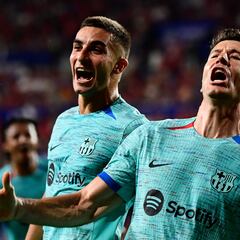 De Jong tira un flotador y Lewandowski lo aprovecha