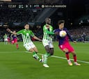 ¿De verdad no es penalti? La mano no pitada en el Betis-Atleti que es muy difícil de entender