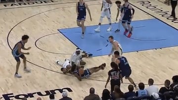 Esto de Ja Morant con Aldama es escandaloso: miren lo que se inventó... ¡desde el suelo!