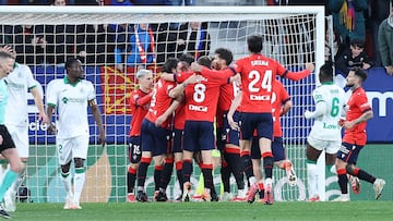 Budimir celebra con sus compañeros su gol.