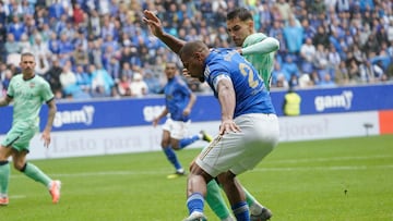 OVIEDO, 04/10/2025.- El delantero del Oviedo Salomón Rondón, durante el partido de la jornada 8 de LaLiga EA Sports entre el Real Oviedo y el Levante, este sábado en el Estadio Carlos Tartiere de Oviedo. EFE/ Paco Paredes