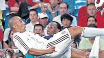 <b>POR LOS AIRES.</b> Cannavaro hizo ayer un partido muy completo. En la imagen, despeja un bal¨®n de chilena.