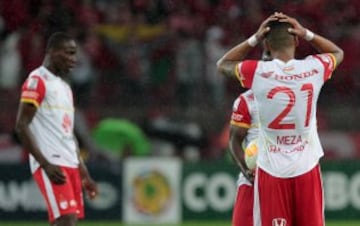 Inter de Porto Alegre sufrió y mucho para derrotar a Santa Fe. Charles Aránguiz fue clave en la mitad de la cancha.