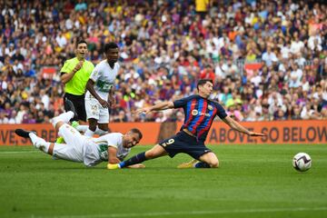Imagen de la falta de Gonzalo Verdú a Lewandowski que le supuso la expulsión del partido por tarjeta roja directa en el minuto 13 del encuentro. 