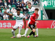 ELCHE, 21/03/2026.- El centrocampista del Elche Grady Diangana, y el centrocampista del Mallorca Pablo Torre, durante el partido de la jornada 29 de la LaLiga EA Sports entre el Elche y el Mallorca, este sábado en el Estadio Martín Valero de Elche. EFE/ Pablo Miranzo