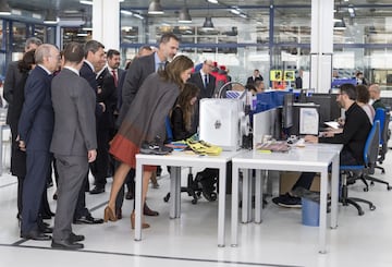 La Reina Letizia visitó junto al Rey Felipe VI la sede de la compañía Joma Sport en la localidad toledana de Portillo. La Reina lució un vestido y abrigo a juego de colores tierra.