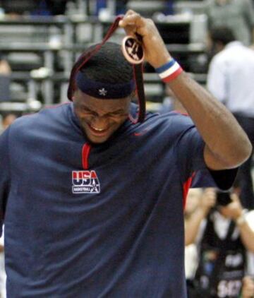 LeBron James tras ganar la medalla de bronce en el Mundial de 2006.