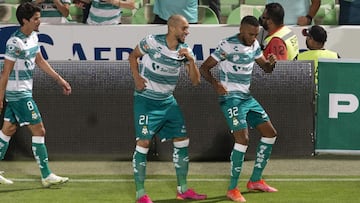 Jugadores de Santos festejan un gol