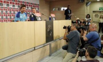 Rueda de prensa de Raúl en el estadio Santiago Bernabeu.