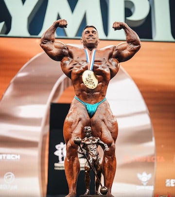 El estadounidense de 30 años se ha proclamado Míster Olympia 2023 tras superar al culturista iraní Hadi Choopan, el cual fue el ganador de la edición anterior. Derek ganó el Campeonato de Indianápolis de la NPC, en el 2021 se proclamó vencedor de la categoría 212 lb y ahora se ha proclamado campeón del trofeo más importante del culturismo.