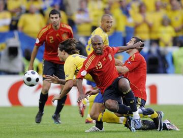 El hispano brasileño fue el eje y pulmón de la selección de Luis Aragonés en 2008. Gran temporada en su club, Villarreal que le valió para ganarse el puesto en La Roja. 