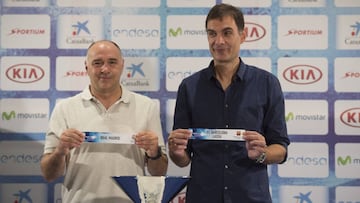 Pablo Laso y Georgios Bartzokas, con las papeletas de sus respectivos equipos, Madrid y Bar&ccedil;a.