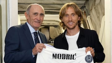 Pirri entrega a Modric la camiseta conmemorativa de los 100 partidos en Champions con el Madrid que el croata alcanzó en septiembre de 2022.