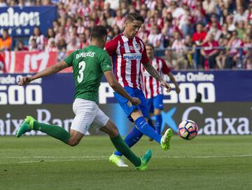 Fernando Torres con el balón. 