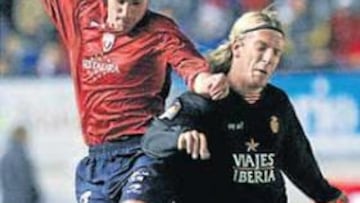 <b>SEGURIDAD DEFENSIVA. </b>Miguel Flaño pelea un balón con Maxi.