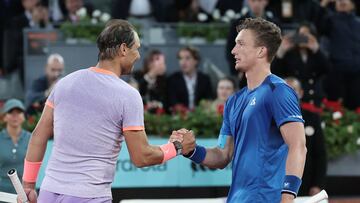 El tenista español Rafa Nadal y el checo Jiri Lehecka se saludan tras su partido de octavos de final del Madrid Open.