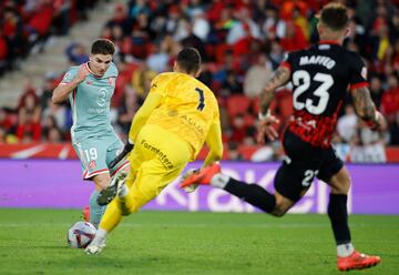 Oblak buscó a Giuliano Simeone en largo tras un córner en contra y el argentino arrancó con fe para chocar con Maffeo y llevarse el balón. En el mano a mano optó por contemporizar a la izquierda y cedérsela a Julián Álvarez, que marcó a placer.