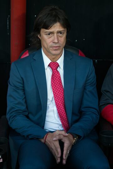 Después de conseguir cinco títulos con el equipo de Guadalajara, incluido su reciente triunfo en la Liga de Campeones de Concacaf, Chivas buscó su salida de manera sorpresiva, misma que provocó con sus malos tratos con el entrenador argentino.