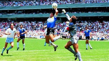 El famoso gol con la mano de Maradona contra Inglaterra en el Mundial de 1986.