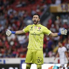 Camilo Vargas ya tiene 10 penales atajados en Liga MX