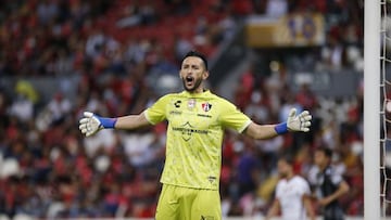 Camilo Vargas durante un partido con el Atlas.