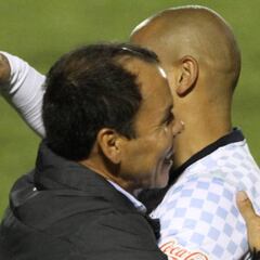 'Profe' Cruz niega problemas con 'Chupete' Suazo cuando dirigió a Monterrey