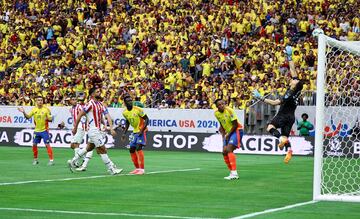 El portero de Paraguay Rodrigo Morinigo salta por el balón durante el partido contra Colombia de la primera jornada del grupo D de la Copa América.