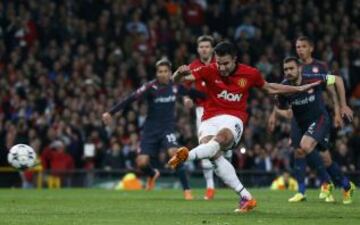 1-0. Van Persie anota el primer gol de penalti.