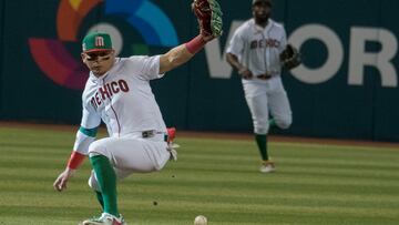 Phoenix (United States), 11/03/2023.- Luis Urias of Mexico has trouble handling a hit ball against Colombia during the Colombia vs Mexico Pool C game of the 2023 World Baseball Classic at Chase Field in Phoenix, Arizona, USA, 11 March 2023. (Estados Unidos, Fénix) EFE/EPA/Rick D'Elia
