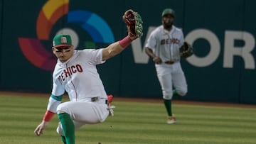 Phoenix (United States), 11/03/2023.- Luis Urias of Mexico has trouble handling a hit ball against Colombia during the Colombia vs Mexico Pool C game of the 2023 World Baseball Classic at Chase Field in Phoenix, Arizona, USA, 11 March 2023. (Estados Unidos, Fénix) EFE/EPA/Rick D'Elia
