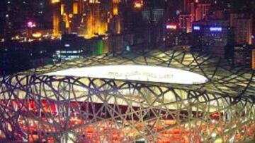 <b>DE LUJO. </b>Arriba, el Nido, el fastuoso estadio olímpico. Abajo, el Cubo de Agua (Centro Acuático), el Palacio donde se celebrará el baloncesto y la Villa Olímpica.